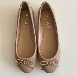 Ballerina flats in beige